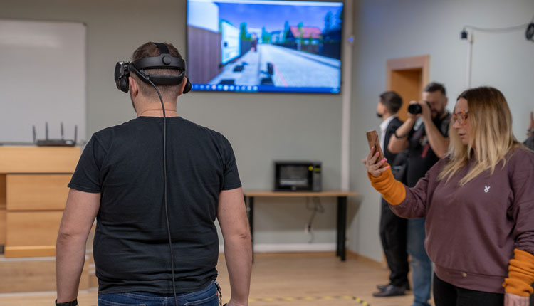 Asseco wdrożyło kolejny symulator VR – studenci Uniwersytetu Wrocławskiego mogą szkolić się w wirtualnym miejscu zbrodni